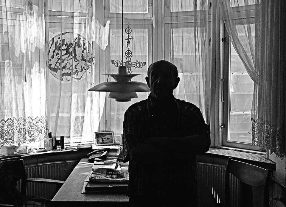 Viggo Rivad in his home 2008 © Jan Oberg