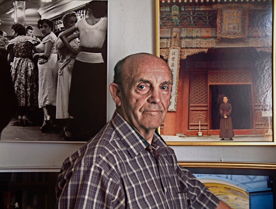 Viggo Rivad in his home 2008 © Jan Oberg