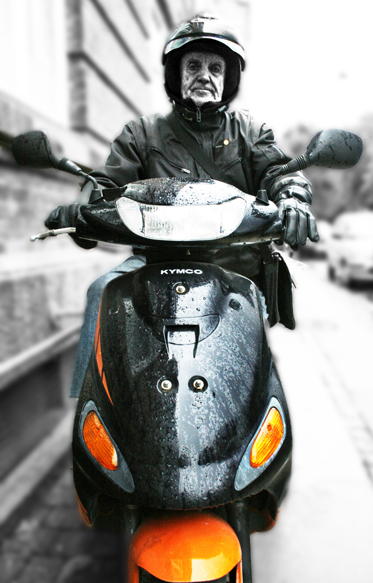 Viggo Rivad on his scooter 2008 © Jan Oberg